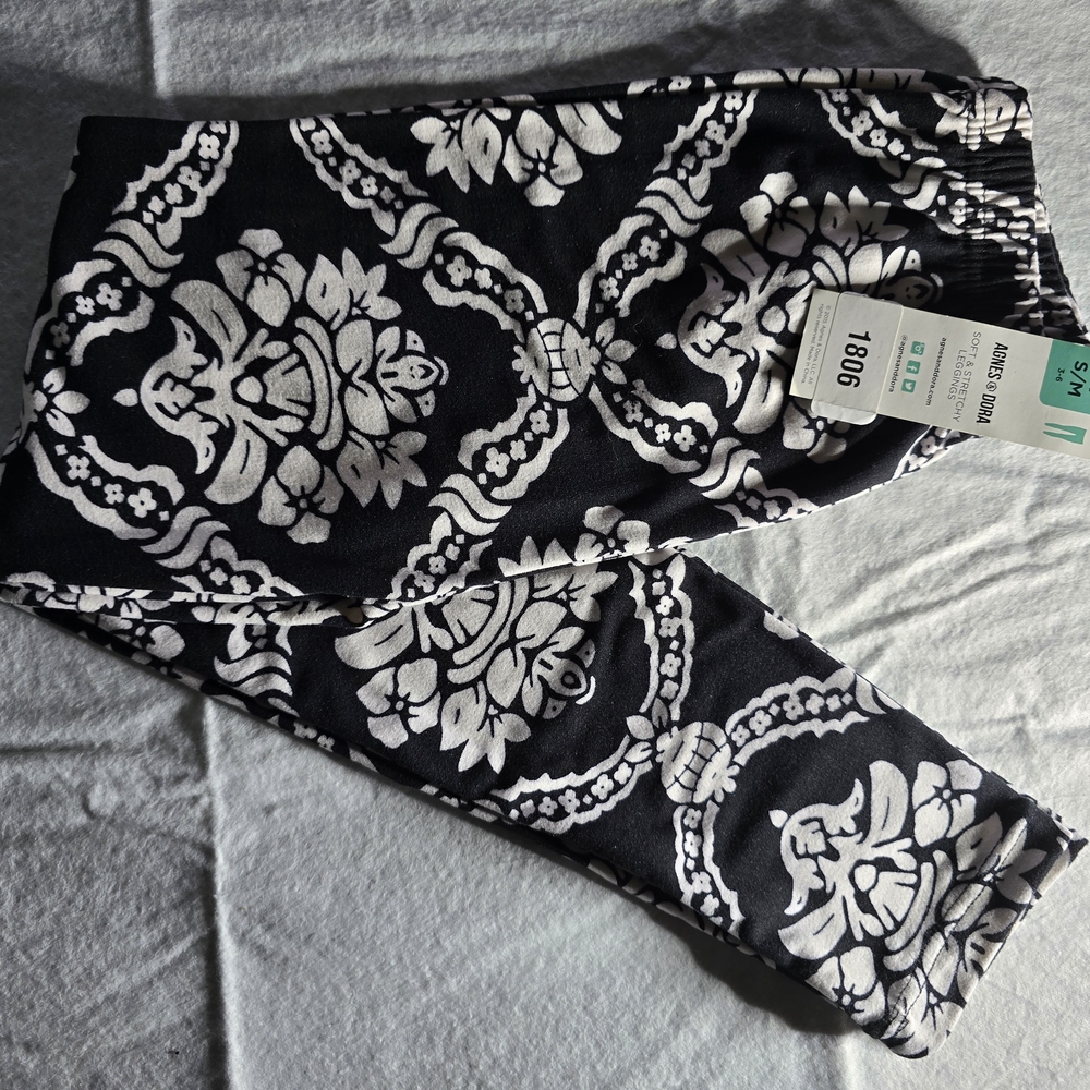 Agnes & Dora Black and White Floral Jeggings
